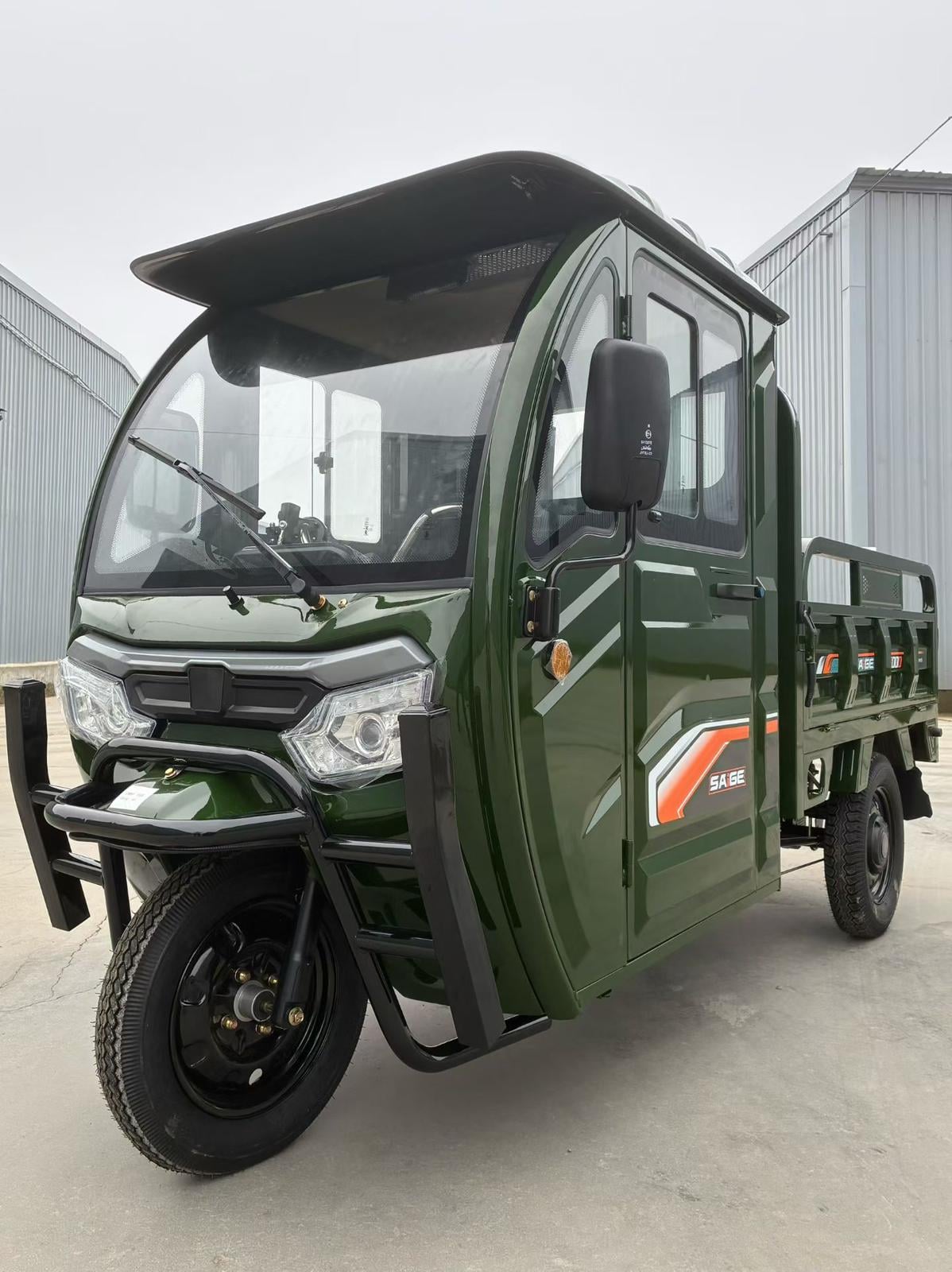 Tricicleta electrica Farmer KH01 cu cabina inchisa, fara permis, Motor 2000W,  Baterii  72V 52Ah, Autonomie 70km, Greutate suportata pana la 774Kg fără permis